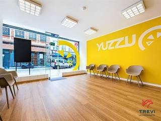 <h1><span>IMMEUBLE MIXTE À FORT POTENTIEL DINVESTISSEMENT</span></h1><h2><span>CHARLEROI CENTRE RUE DE MARCINELLE 15</span></h2><p><span>TREVI La Propriété vous présente cet immeuble de rapport mixte idéalement situé au coeur de Charleroi, dans un environnement urbain dynamique bénéficiant d'une excellente visibilité commerciale et dune proximité immédiate avec les principaux services du centre-ville.</span></p><p><span>La situation constitue un véritable atout : la gare de Charleroi-Central, les transports en commun, le centre commercial Rive Gauche, les commerces, les écoles, les administrations et les principaux axes routiers sont rapidement accessibles. Une implantation stratégique, parfaitement adaptée à une activité commerciale, professionnelle ou à un investissement locatif.</span></p><p><span>L'immeuble séduit également par sa façade de caractère, associant un rez-de-chaussée commercial contemporain à une architecture ancienne élégante et ornementée. Un accès indépendant dessert les étages, facilitant ainsi la coexistence des différentes affectations.</span></p><h3><span>Composition du bien</span></h3><p><span>Le rez-de-chaussée accueille une surface commerciale d'environ </span><span>161 m²</span><span>, actuellement occupée par la compagnie d'assurances </span><span>Yuzzu</span><span>, générant un revenu locatif de </span><span>1.500€ par mois</span><span>. Sa large vitrine à rue lui assure une excellente visibilité et une présence commerciale particulièrement intéressante.</span></p><p><span>Les étages comprennent actuellement deux appartements :</span></p><ul><li><span>Un appartement d'environ </span><span>60 m²</span><span>, composé d'un hall d'entrée, d'un séjour, dune cuisine, dune chambre et dune salle de bains. Son loyer potentiel est estimé à environ </span><span>850€ par mois</span><span>.</span></li><li><span>Un appartement d'environ </span><span>124 m²</span><span>, comprenant un séjour, une cuisine, deux chambres, une salle de bains, un WC séparé, un dressing, un hall de nuit ainsi qu'un grenier. Son loyer potentiel est estimé à environ </span><span>950€ par mois</span><span>.</span></li></ul><p><span>Le revenu locatif potentiel de l'ensemble s'élève ainsi à environ </span><span>3.300 par mois</span><span>, soit </span><span>39.600 par an</span><span>, hors valorisation du bâtiment annexe.</span></p><h3><span>Un potentiel de développement supplémentaire</span></h3><p><span>À l'arrière de la propriété se trouve un bâtiment annexe d'environ </span><span>100 m²</span><span>, offrant d'intéressantes possibilités d'aménagement. Sous réserve de l'obtention des permis et autorisations urbanistiques nécessaires, cet espace pourrait notamment permettre la création de deux logements supplémentaires et accroître sensiblement la rentabilité globale de l'investissement.</span></p><p><span>Selon les informations graphiques disponibles, la parcelle serait cadastrée sous la référence </span><span>52011D0083/00F000</span><span> et présenterait une contenance d'environ </span><span>390 m²</span><span>. Ces renseignements sont communiqués à titre indicatif et devront être confirmés par les documents officiels.</span></p><p><span>Grâce à ses revenus existants, à la présence d'un locataire commercial, à ses volumes généreux et à son potentiel de développement, cet immeuble constitue une opportunité rare pour un investisseur souhaitant acquérir un actif mixte au coeur de Charleroi.</span></p><p><span>Les affectations, possibilités de division ou de transformation ainsi que la conformité des unités devront être vérifiées auprès des administrations compétentes.</span></p><h3><span>Renseignements et visites</span></h3><p><span>TREVI La Propriété</span><span><br />Boulevard Audent 17 6000 Charleroi<br /></span><span>071 33 37 69</span><span><br /></span><span><span>www.lapropriete.be</span></span></p>