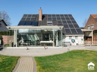 Deze perfect onderhouden woning ligt langs de doorgaande weg tussen Hamont-Achel en Neerpelt. De huidige eigenaars hebben de woning op diverse punten voorzien van hedendaagse technieken en gemakken. Winkels, supermarkten, scholen, openbaar vervoer zijn makkelijk bereikbaar vanuit de woning, er is een goede verbinding met omliggende gemeenten en de Nederlandse grens.<br /><br />Er is een schitterende uitbouw geplaatst met een prachtig zicht over de aangelegde tuin.<br />Op verdieping zijn er 3 ruime slaapkamers. Op het gelijkvloers is er een aparte bureauruimte voorzien, die eventueel als 4e slaapkamer ingericht kan worden.<br /><br /><u><strong>Enkele troeven:</strong></u>
<ul><li>Centrale ligging met een goede verbinding naar Nederland en omliggende gemeenten</li><li>Volledig omheind perceel van 1293m²</li><li>Open leefruimte</li><li>Gunstige EPC-score: label B, 164kWh</li></ul>
<u><strong>Indeling:</strong></u>

<ul><li>Gelijkvloers: Inkom, toilet, bureel, woonkamer, tuinkamer, keuken, kelder, wasruimte (met douche), toilet, inpandige garage</li><li>1e verdieping: ruime overloop met werk-/hobbyruimte, 3 slaapkamers, badkamer</li><li>Buiten: terras, volledig omheind, carport, tuinhuis, 5 parkeerplaatsen vooraan</li></ul>