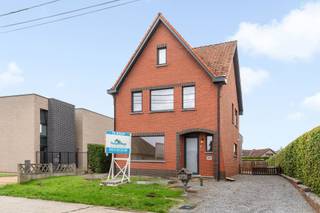 <p><span>Op zoek naar een instapklare gezinswoning waar comfort, ruimte en een gunstige ligging mooi samenkomen? Deze gerenoveerde woning, gelegen op een aangenaam perceel van 5A 42CA, werd in 2017-2018 grondig gerenoveerd en is helemaal klaar om nieuwe bewoners te verwelkomen.</span></p><p><span> </span></p><p><span>De woning combineert een aangename leefruimte met maar liefst drie slaapkamers, een bureau en een praktische indeling. Dankzij de renovaties geniet u bovendien van een hedendaags wooncomfort met onder meer hoogrendementsbeglazing, goede isolatiewaarden, centrale verwarming op aardgas (vloerverwarming op het gelijkvloers). De woning beschikt over een EPC-label B (EPC-label A is mogelijk mits plaatsing zonnepanelen!), een ventilatiesysteem type D en is bovendien asbestveilig. De elektrische installatie werd CONFORM AREI gekeurd!</span></p><p><span> </span></p><p><span>Op het gelijkvloers betreedt u de woning via de inkomhal, die toegang geeft tot de eerste slaapkamer, de leefruimte en bureauruimte (tussen leefruimte en keuken), De leefruimte vormt het aangename hart van de woning en sluit aan op de keuken, die voorzien is van de nodige kasten en toestellen. Verder bevinden zich op deze verdieping een afzonderlijk toilet en een ruimte wasplaats/technische ruimte met lavabo en aansluitingen voor een douche, waardoor hier nog extra praktische mogelijkheden aanwezig zijn.</span></p><p><span>De verdieping omvat een nachthal, twee volwaardige slaapkamers, een tweede afzonderlijk toilet en een badkamer met lavabo en douche.</span></p><p><span> </span></p><p><span>Extra troef is de aanwezige zolderruimte, die bijkomende bergruimte biedt en bovendien mogelijkheden kan creëren voor een eventuele uitbreiding, afhankelijk van de gewenste invulling en de geldende voorschriften.</span></p><p><span> </span></p><p><span>Ook buiten heeft deze woning heel wat te bieden. Het perceel van 5A 42CA biedt voldoende ruimte en beschikt over ruime parkeermogelijkheden. Bovendien behoort ook de plaatsing van een carport tot de mogelijkheden, wat het praktische karakter van deze woning nog verder versterkt.</span></p><p><span> </span></p><p><span>De woning is rustig gelegen, terwijl u dankzij de goede verbindingsmogelijkheden toch vlot toegang heeft tot de omliggende gemeenten, winkels, scholen en belangrijke verbindingswegen. </span></p><p><span> </span></p><p><span>Breng snel een bezoek voor het te laat is! Neem contact op met Kenneth (kenneth.pollet@vastgoedhuys.be) op 0472/03 25 88 of met Melissa (melissa.cardaci@vastgoedhuys.be) op 0486/54 71 80.</span></p>