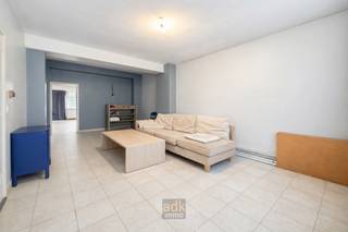 <p></p>
<p><strong><br /><br />Ruime op te frissen halfopen bebouwing te koop in het centrum van Adinkerke.</strong></p>
<p><span>De woning beschikt over een </span><strong>ruime inkomhal met praktijkruimte/bureau</strong><span>, apart </span><strong>toilet</strong><span>, </span><strong>stookplaats</strong><span> en nachthal.</span></p>
<p>Verder vindt u een <span><strong>zeer grote leefruimte</strong></span> met aansluitend een <span><strong>lichtrijke keuken</strong></span>, waarbij de <span><strong>tussenmuur kan worden verwijderd</strong></span> voor een open leefconcept.</p>
<p></p>
<p><span>Op de verdiepingen zijn er </span><strong>twee volwaardige slaapkamers</strong><span>, </span><strong>twee kleinere kamers</strong><span> en een </span><strong>zolder met uitbreidingsmogelijkheden</strong><span>.</span></p>
<p>Daarnaast is er een <span><strong>badkamer</strong></span> uitgerust met <span><strong>douche, lavabo en toilet</strong></span>.</p>
<p></p>
<p><span>De woning is </span><strong>halfopen bebouwing</strong><span> en beschikt over een </span><strong>inrit naast de woning</strong><span> die toegang geeft tot </span><strong>vier ruime garages </strong><span>en een </span><strong>praktische binnenkoer</strong><span>.</span></p>
<p></p>
<p>Een eigendom met <span><strong>volume, potentieel en een uitstekende centrale ligging</strong></span> — ideaal voor wie ruimte zoekt en bereid is te investeren in opfrissing.</p>