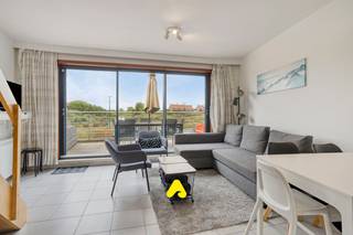Appartement duplex situé au 1er étage de la Résidence Calmeyn.<br /><br />L’appartement se compose d’un séjour lumineux avec une cuisine ouverte et un débarras.<br />À l’étage, on trouve 2 chambres ainsi qu’une salle de bains avec baignoire, meuble lavabo et WC.<br />Vous profitez d’une belle terrasse ensoleillée du matin jusqu’au soir, avec vue sur les dunes, le tout à seulement 150 m de la plage et de l’Esplanade.<br />Possibilité d’achat d’un emplacement de parking souterrain.<br />En résumé, vous recherchez un appartement lumineux et prêt à emménager ? N’hésitez pas à planifier votre visite.<br /><br /><strong>Atouts :</strong>
<ul>
<li>Prêt à emménager</li>
<li>Grande terrasse</li>
<li>Électricité conforme</li>
<li>Bon rendement locatif</li>
<li>Local à vélos dans l’immeuble</li>
</ul>