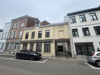<p><strong>UNICUM - 3 autostaanplaatsen gelegen in loods</strong></p><p>In dé Tiensestraat te Leuven, nabij Leuven Centrum en op een boogscheut van de Leuvense Stadsring bieden wij u in een achtergelegen loods 3 ruime autostaanplaatsen aan. Deze achterin gelegen plaatsen kunnen afgesloten worden met een privatieve poort. Lot 4 is 1a28ca. Het betreft autostaanplaat 9-10 en 11.</p><p>Meer informatie of een bezoek ter plaatse? Dat kan!<br />Contacteer onze Expert Investeringsvastgoed Jacky: jacky@connect-immo.be - 0495 53 46 49</p>