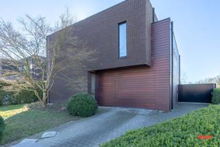 Dit is weer zo eentje waar wij dus vrolijk van worden. Niet enkel is deze vrijstaande villa een tikje eigenzinnig, maar check ook hoe er gespeeld...