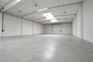Gelegen in de zeer gegeerde KMO zone aan de oprit van de E34 en de R4 is deze moderne loods terug te vinden. De loods beschikt over een totale oppervlakte van ca. 700 m², waarbij de invulling en eventuele uitbreiding nog bespreekbaar zijn. Hierdoor kan de ruimte flexibel aangepast worden aan uw specifieke noden. Dankzij de vlotte bereikbaarheid is dit de ideale uitvalsbasis !<br /><br />De loods is voorzien van een verhoogde sectionale poort voor eenvoudig laden en lossen. Alles is reeds aanwezig, waardoor de ruimte onmiddellijk gebruiksklaar is. Daarnaast is er aan zijkant van de loods nog een extra sectionale poort waardoor de loods langs 2 kanten bereikbaar is. <br />Daarnaast zijn ook eventuele bureauruimte(s) en sanitaire voorziening(en) bespreekbaar, afhankelijk van uw wensen en behoeften. <br /><br />De huurprijs wordt bepaald in functie van de specifieke wensen en behoeften van de huurder, waaronder onder meer de gewenste oppervlakte, eventuele uitbreiding, inrichting van bureauruimte(s), sanitaire voorziening(en) en andere bijkomende faciliteiten. <br />Alle voorwaarden zijn bespreekbaar en worden in onderling overleg vastgelegd.<br /><br />Maak gerust een afspraak om deze zaken persoonlijk te bekijken en te bespreken.<br />Meer info of een bezoek? Bel WIJSvastgoed op +32 9 395 80 10 !