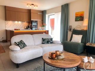 <p>Modern, gelijkvloers appartement te huur in Tildonk, Haacht!</p><p>Dankzij de centrale ligging van dit ruime appartement bevinden winkels en openbaar vervoer zich op korte afstand.</p><p>De indeling:<br />° inkomhal met apart toilet<br />° ingerichte keuken met vaatwasser<br />° aansluitend de leef- en eetruimte met veel lichtinval<br />° 3 slaapkamers waarvan eentje een dressing<br />° badkamer met dubbele wastafel, inloopdouche én bad<br />° wasplaats<br />° schitterend terras</p><p>Bovendien is er een kelderberging en ondergrondse garagebox (plek voor 2 wagens) met automatische poort voorzien.</p><p>Vrij vanaf: 01/09/2026</p><p>+ 150 euro/maand voor gemeenschappelijke kosten.</p><p><br />Wil jij hier graag je nieuwe thuis? Klik dan op de knop 'Ik wil een bezoek'</p><p>EPC: 78 UC: 24033-G-2016_38013/EP18297/A001/D01/SD012</p>