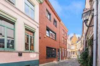 <strong>Unieke stadswoning met terras en panoramisch zicht op het Gravensteen</strong><br /><br />Deze karaktervolle stadswoning is gelegen in de rustige Zeugsteeg, midden in het historische Patershol, op wandelafstand van de Korenmarkt, de Graslei, gezellige restaurants, winkels en het openbaar vervoer.<br /><br />Op het gelijkvloers bevinden zich een slaapkamer, bureauruimte, badkamer en gastentoilet. De eerste verdieping vormt het leefgedeelte met een lichtrijke woonkamer, volledig uitgeruste keuken en een ruim terras. Op de tweede verdieping zijn er twee slaapkamers, een dressing en een apart toilet. De bovenste verdieping biedt een veelzijdige ruimte met een spectaculair panoramisch zicht op het Gravensteen dankzij het grote uitklapbare Velux-raam.<br /><br />Verder beschikt de woning over een wijnkelder, 8 zonnepanelen en is er de mogelijkheid tot aankoop van een garagebox.<br /><br /><strong>Troeven</strong><br />+ Toplocatie in het historische Patershol<br />+ 3 slaapkamers<br />+ Ruim zonneterras<br />+ Panoramisch zicht op het Gravensteen<br />+ Wijnkelder<br />+ 8 zonnepanelen<br />+ Mogelijkheid tot aankoop garagebox<br /><br />Interesse? Contacteer info@oko.immo of 0488 04 13 58.