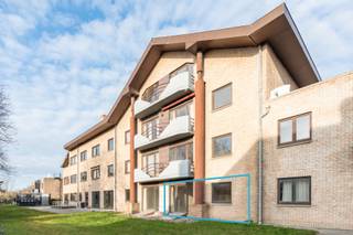 Zonnig appartement met uitstekende ligging in een residentiële buurt vlakbij de winkelstraat en op enkele passen van de duinen en het strand.De flat...