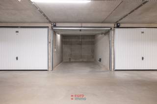 Bent u al langer op zoek naar een vlot inrijdbare garagebox, zoek dan niet verder! Deze garage heeft alle troeven die een garage maar kan hebben;...