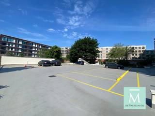 <p><span>Autostaanplaatsen te koop op toplocatie nabij de Comet-site in Mechelen</span></p><p><span>Bent u op zoek naar een veilige en centraal gelegen parkeerplaats in Mechelen? In Residentie Jef Denyn bieden wij meerdere openlucht-autostaanplaatsen te koop aan.</span></p><p><span>De staanplaatsen bevinden zich achter een automatische toegangspoort, wat zorgt voor extra veiligheid en gebruiksgemak. Dankzij de uitstekende ligging, op wandelafstand van het historische centrum van Mechelen en vlak bij de vernieuwde Comet-site, vormen deze autostaanplaatsen een interessante opportuniteit voor zowel eigen gebruik als investering.</span></p><p><span>Troeven:</span></p><ul><li><span>Centrale ligging nabij het centrum van Mechelen</span></li><li><span>Gelegen achter een automatische toegangspoort</span></li><li><span>Vlot bereikbaar</span></li><li><span>Ideaal voor buurtbewoners, pendelaars of investeerders</span></li><li><span>Meerdere autostaanplaatsen beschikbaar</span></li></ul><p><span>Vraagprijs:</span><span> 22.500 per autostaanplaats.</span></p><p><span>Interesse of wens je meer informatie? Contacteer De Makelaardij via <span>info@demakelaardij.be</span></span><span> of 015 20 20 82 voor meer informatie of een bezoek ter plaatse.</span></p>