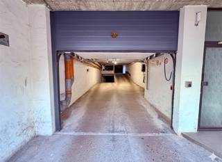 De volledige 3de verdieping, de bovenste verdieping van het gebouw, wordt te koop aangeboden. De verdieping bestaat uit 19 gewone autostaanplaatsen...