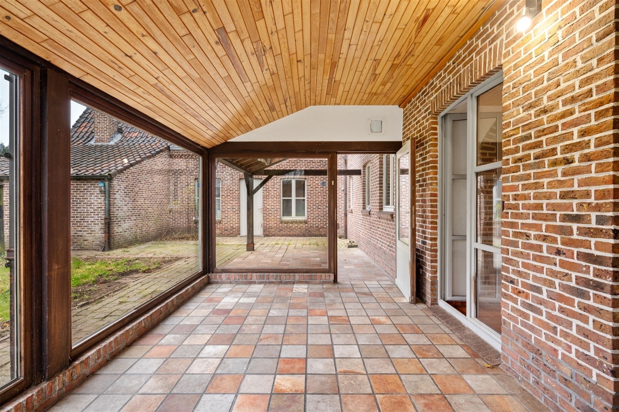 Exploitatiewoning op een perceel van + 1HA, volledig omgeven door groen, te Bonheiden. - foto 5