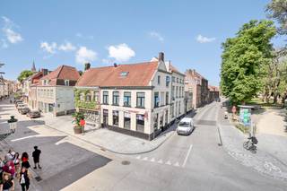 Dit op te frissen handelspand, voorheen uitgebaat als café, restaurant en pizzeria, ligt in de onmiddellijke nabijheid van de Katelijnepoort en de Vesten. Deze locatie garandeert een hoog rendement dankzij hoge passage en visibiliteit. Dit hoekpand is uitermate geschikt voor commerciële doeleinden.<br /><br />Het <u>gelijkvloers</u> beschikt over een ruime handelsruimte met zonnig, zuidgericht terras, een keukenruimte (keuken nog niet ingericht), een kelder en gescheiden toiletten. Aan de achterzijde is er parkeergelegenheid voor maar liefst drie wagens — een zeldzame troef in deze buurt.<br /><br />Op de <u>eerste en tweede verdieping</u> bevindt zich een ruime woonst met drie volwaardige slaapkamers. Dit biedt tal van mogelijkheden: wonen boven de zaak, verhuren of combineren van werken en wonen.<br /><br /><u>Troeven van dit pand:</u><br /><br />- Hoekpand met grote zichtbaarheid<br />- Nabij de Katelijnepoort en stadscentrum<br />- Kelder en keukenruimte aanwezig<br />- Zongericht terras<br />- Parking voor 3 auto’s<br />- Woning met 3 slaapkamers<br /><br />Meer info of een bezoek inplannen? Contacteer DRL Vastgoed, 050 65 95 95 of info@drlvastgoed.be