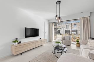 <p>Deze recente halfopen bebouwing uit 2022 is gelegen op een rustige en groene locatie en biedt een aangename combinatie van ruimte, comfort en energiezuinig wonen. Dankzij de grote raampartijen geniet de woning van een mooie natuurlijke lichtinval en zorgt de open indeling voor een ruimtelijk gevoel. Met een <strong>EPC-label A</strong> bent u bovendien verzekerd van een energiezuinige woning.</p><p>Via de inkom komt u binnen in de ruime leefruimte, waar de zithoek mooi overgaat in de eetruimte en de volledig geïnstalleerde keuken. De keuken vormt een centraal geheel met de leefruimte en biedt een aangename plek om dagelijks te koken en samen te zijn. Aansluitend bevindt zich een praktische berging. Verder beschikt het gelijkvloers over een afzonderlijk toilet en heeft u vanuit de leefruimte toegang tot de <strong>ruime tuin</strong>, waar u in alle rust van de groene omgeving kunt genieten.</p><p>Op de eerste verdieping bevinden zich <strong>drie volwaardige slaapkamers</strong>. Daarnaast is er een tweede praktische berging en een moderne badkamer met <strong>inloopdouche, ligbad en wastafel</strong>.</p><p>De combinatie van het <strong>recente bouwjaar, de lichtrijke leefruimtes, drie slaapkamers, ruime tuin en het uitstekende EPC-label A</strong> maakt van deze woning een comfortabele en instapklare thuis. Bovendien geniet u hier van een bijzonder rustige ligging, omgeven door groen, terwijl u toch alle dagelijkse voorzieningen binnen handbereik heeft.</p><p><strong>Een moderne woning waar rust, ruimte en comfort mooi samenkomen.</strong></p><p>De woning is beschikbaar vanaf 1 september 2027.</p><p>Interesse?</p>