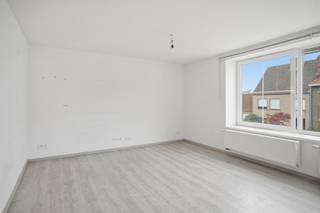 Centraal gelegen in Assebroek bevindt zich dit veelzijdige opbrengsteigendom op een perceel van 240 m², bestaande uit een handelsgelijkvloers met bovenliggend appartement en een afzonderlijk duplex appartement. Dankzij de nabijheid van invalswegen, scholen en winkels geniet u hier van een uitstekende bereikbaarheid en visibiliteit.<br />Het handelsgelijkvloers (ca. 106 m²) omvat een lichtrijke winkelruimte, bureau, keuken, archiefruimte, apart toilet, toegang tot de tuin en 2 private parkeerplaatsen. Het appartement op de eerste verdieping (ca. 71 m²) maakt integraal deel uit van deze handelsruimte en omvat een leefruimte, ingerichte keuken, slaapkamer en badkamer (geen aparte entiteit, dus geen domicilie mogelijk).<br />De tweede verdieping en duplex vormen een bijkomend appartement met open leefruimte en keuken, slaapkamer en sanitair.<br />Het gebouw beschikt grotendeels over vernieuwde beglazing en een geïsoleerd dak. Er zijn geen syndicuskosten, wat dit pand extra interessant maakt als investering. Ideaal voor een combinatie van wonen en werken!