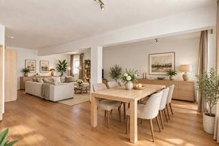 Welkom in dit ruime appartement, gelegen op de derde verdieping van een verzorgd gebouw in het bruisende centrum van Brasschaat. Hier woont u op korte wandelafstand van winkels, scholen, horeca en openbaar vervoer, terwijl u achteraan geniet van een verrassend rustige omgeving met zicht op de gemeenschappelijke binnentuin.<br />De centrale ligging zorgt voor een uitstekende bereikbaarheid. Bovendien bevinden het Gemeentepark en de Golf van Brasschaat zich op korte afstand, waardoor u het bruisende dorpsleven moeiteloos combineert met rust en groen.<br /><br />Indeling van het appartement:<br />Via de lift of trap bereikt u de derde verdieping. De ruime inkomhal beschikt over een vestiaire, wasruimte en gastentoilet.<br />Vooraan bevindt zich de royale leefruimte met plaats voor een groot salon en een ruime eetkamer. Aansluitend ligt de halfopen keuken, uitgerust met veel kastruimte, alle toestellen en een praktische berging met de privatieve cv-ketel.<br />Via de nachthal bereikt u drie ruime slaapkamers, waarvan twee toegang geven tot het terras. Verder beschikt het appartement over een badkamer met ligbad en dubbele lavabo, een aparte douchekamer en een tweede toilet. Daarnaast beschikt het appartement over een private kelderberging.<br /><br />Buitenruimte:<br />Het ruime terras met ideale west oriëntatie, kijkt uit op de verzorgde gemeenschappelijke binnentuin, die exclusief toegankelijk is voor de bewoners. Een aangename, rustige plek midden in het centrum.<br /><br />Parkeren:<br />In de ondergrondse parkeerkelder bevindt zich een autostaanplaats, optioneel aan te kopen voor € 30.000.<br /><br />Troeven van het appartement:<br />- Ruim appartement met drie slaapkamers<br />- Royale leefruimte met veel lichtinval<br />- Lift aanwezig<br />- Groot terras met zicht op de binnentuin<br />- Instapklaar<br />- Vernieuwde ramen en recente cv-ketel<br />- Ondergrondse staanplaats (aan te kopen aan € 30.000) en kelderberging<br />- Topligging in het bruisende centrum van Brasschaat<br /><br />Kortom:<br />Dit appartement is ideaal voor gezinnen die ruimte zoeken, maar ook voor koppels of senioren die comfortabel willen wonen met alle voorzieningen op wandelafstand. <br /><br />Absoluut een bezoek waard!