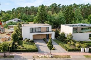 Voor meer info en foto’s, surf naar www.swevers.be – Ontdek een uitzonderlijke kans op een gegeerde locatie in Mol. In het charmante en bosrijke Achterbos ligt dit ruime perceel van 12a 41ca. De bestaande woning verkeert in slechte staat, waardoor dit vooral een unieke opportuniteit is voor wie een ruime nieuwbouwwoning wil realiseren op een toplocatie. Indien aan de voorwaarden wordt voldaan, kan u bovendien genieten van de sloop- en wederopbouwregeling aan 6% btw in plaats van 21%, wat een aanzienlijk fiscaal voordeel kan opleveren. Het perceel is zuidwest georiënteerd en bevindt zich in woongebied met boskarakter. Dankzij de perceelbreedte van 26 meter en een diepte van circa 57 meter zijn de bouwmogelijkheden bijzonder ruim. Zo kan een open bebouwing met een gevelbreedte tot ongeveer 17 meter worden gerealiseerd. Op het gelijkvloers mag tot 17 meter diep gebouwd worden en op de verdieping tot 13 meter. Zowel een plat als een hellend dak is mogelijk. Daarnaast is een vrijstaand bijgebouw tot 75 m² toegelaten, ideaal als poolhouse, hobbyruimte of werkhuis. Het perceel is gelegen aan de Sint-Apollonialaan 124 in Mol, een straat die bekend staat om haar residentiële ligging met statige woningen en groene karakter, terwijl het centrum van Mol zich op korte afstand bevindt met scholen, winkels, openbaar vervoer en diverse ontspanningsmogelijkheden binnen handbereik.Voor meer informatie, bel 011 255 155. Bron bewoonbare oppervlakte: EPC – verslag. Dit pand is onderworpen aan de renovatieverplichting van de Vlaamse overheid voor residentiële gebouwen (behoudens bij sloop binnen 5 jaar na de aankoop). Consulteer voor meer informatie de website van het Vlaams Energie- en Klimaatagentschap via https://www.vlaanderen.be/een-huis-of-appartement-kopen/renovatieverplichting-voor-residentiele-gebouwen.