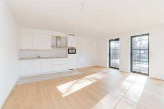 <p><strong>Bezoek mogelijk na aanmaak huurdersprofiel: </strong>https://onid.mijnhuurprofiel.be/property/6467045b-87a3-492d-b483-ae6fbb09d476</p><p><br /></p><p>Licht, comfort en een centrale ligging. Dit instapklare appartement combineert modern wooncomfort met een gezellige sfeer, vlakbij de dorpskern van Boechout. Het is gelegen in een modern gebouw, voorzien van een lift. Dankzij de hoekligging geniet je in elke ruimte van een aangename lichtinval.</p><p><br /></p><p>Het appartement bestaat uit een lichtrijke leefruimte – een moderne open keuken voorzien van de nieuwste toestellen – 2 slaapkamers – een badkamer – een apart toilet – een praktische berging – een mooi terras.</p><p><br /></p><p><strong>Troeven:</strong> inclusief ondergrondse parking - instapklaar en modern afgewerkt.</p>