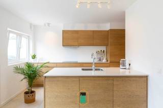 Deze woning werd recent volledig gerenoveerd en is klaar voor zijn volgende bewoners. Je krijgt 2 slaapkamers, een open leefruimte met keuken en een badkamer met ligbad en douche.<br />De zolder biedt extra mogelijkheden en kan ingericht worden als derde kamer, bureau of hobbyruimte. Achteraan is er een tuin met een ruime tuinberging en achteruitgang naar een fietspad. Praktisch voor fietsen, tuinmateriaal of extra opbergruimte. Ook op technisch vlak zit je goed: EPC-label A (en dit zonder zonnepanelen), goedgekeurde elektriciteit en asbestveilig. De woning ligt in een rustige wijk in Sint-Pieters, met winkels, openbaar vervoer en belangrijke invalswegen op korte afstand.<br /><br />De belangrijkste troeven:<br />Recent volledig gerenoveerd -2 slaapkamers - zolder met mogelijkheid tot derde kamer - badkamer met ligbad en douche - open keuken - tuin met achteruigang - extra berging - EPC A - elektriciteit goedgekeurd - asbestveilig - rustige ligging in Sint-Pieters, nabij Polderbos en Park Ten Poele - dichtbij winkels, openbaar vervoer en invalswegen<br /><br />Een woning die praktisch is ingedeeld, technisch in orde is en waar je zonder grote werken meteen kunt starten.