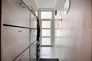 Goed onderhouden ééngezinswoning, centraal gelegen op een perceel van 100 m². Indeling: inkom, zonnige living, droge kelder, ruime ingerichte keuken, badkamer voorzien van toilet, douche en lavabo. Verdieping 1: 2 grote slaapkamers. Zolderverdieping: grote kamer en een bergruimte (mogelijkheid tot extra vierde kamer). Gezellige, deels overdekte koer. Elektriciteit conform.