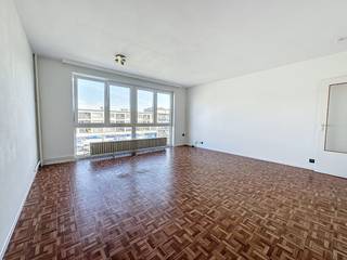 Situé au Bisschoppenhoflaan 422 à Deurne, vous trouverez cet appartement lumineux à louer au troisième étage. L'appartement est situé à...