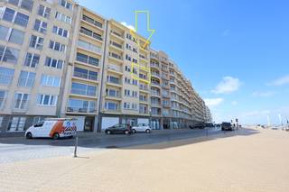 Ontwaken met een adembenemend uitzicht op zee? Dit <strong>ruime appartement met drie slaapkamers</strong> en <strong>frontaal zeezicht</strong> biedt u dagelijks het ultieme vakantiegevoel, het hele jaar door.<br />Gelegen op een absolute toplocatie aan de kust, beschikt dit appartement over een <strong>lichtrijke leefruimte</strong> die uitkomt op een <strong>terras met schitterend zicht op de zee</strong> – ideaal om te genieten van de zonsondergang of een kop koffie met uitzicht.<br />De <strong>aparte keuken</strong> is uitgerust met alle nodige toestellen en biedt voldoende ruimte voor dagelijks comfort. In de <strong>inkomhal</strong> is een handige <strong>vestiairekast</strong> voorzien voor jassen en extra opbergruimte.<br />Het appartement telt <strong>drie slaapkamers</strong>, waarvan één <strong>zeer ruime master bedroom</strong>, perfect als hoofdslaapkamer of om te combineren met een bureel- of hobbyruimte. Verder is er een <strong>apart toilet</strong> en een <strong>badkamer</strong> met <strong>douche en lavabo</strong>.<br /><strong>Indeling in het kort:</strong>
<ul>
	<li><span>Frontaal zeezicht vanuit de woonkamer en het terras</span></li>
	<li><span>Aparte keuken met ingebouwde toestellen</span></li>
	<li><span>Inkomhal met vestiairekast</span></li>
	<li><span>Drie slaapkamers, waaronder één zeer ruime</span></li>
	<li><span>Badkamer met douche en lavabo</span></li>
	<li><span>Apart toilet</span></li>
</ul>
<br />Mogelijkheid tot aankoop garage !<br />Het appartement beschikt over EPC B-Label.<br /><br /><br />Dit appartement is uitermate geschikt als <strong>tweede verblijf aan zee</strong>, <strong>vaste woonplaats</strong>, of <strong>vastgoedinvestering</strong>. Dankzij de ligging op de zeedijk en de ruime indeling, is dit een zeldzame kans aan de kust.<br /><br />Wenst u snel dit ruime 3-slaapkamer appartement met frontaal zeezicht te bekijken? Neem dan contact op via telefoon op 0495/50.69.20 of via e-mail naar nicolas@jolieinvest.be<br /> 