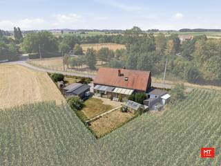 Op slechts 15 minuten van Ieper, midden in het prachtige Heuvelland en meer bepaald in Wijtschate, bevindt zich deze landelijk gelegen alleenstaande woning. De woning ligt verscholen in een rustig zijstraatje en is bovendien de enige woning in de straat. Wie droomt van rust, privacy en landelijk wonen, is hier dan ook aan het juiste adres ;-). <br /><br />Het betreft een <strong>zonevreemde woning</strong> waardoor de regelgeving inzake zonevreemde woningen van toepassing is. Concreet betekent dit dat de woning, mits het verkrijgen van de nodige vergunningen, kan worden uitgebreid tot een maximaal bouwvolume van 1.000 m³. Daarnaast behoort ook een bijgebouw tot 40 m² tot de mogelijkheden. Ter vergelijking: het huidige bouwvolume van de woning bedraagt circa 702 m³.<br /><br /><strong>Indeling van het pand</strong>
<ul>
	<li>Gelijkvloerse verdieping: voormalige inpandige garage wordt momenteel gebruikt als inkomhal met toilet (19 m²), keuken (13 m²) met aansluitend de woon- en eetkamer (28 m²), 2 kamers (11 - 10 m²), berging (10 m²), stookruimte (4 m²), badkamer (3 m²) en veranda (12 m²) </li>
	<li>Eerste verdieping: nachthal, 2 slaapkamers (16 - 9 m²) en zolder (32 m²). </li>
</ul>
<br /><strong>Kenmerken </strong>

<ul>
	<li>Zuidoostgerichte tuin</li>
	<li>Overal reeds voorzien van dubbele beglazing, grotendeels met aluminium schrijnwerk</li>
	<li>Steenput, regen- en stadswater aanwezig </li>
</ul>
<br />Check zeker ook de video: https://youtube.com/shorts/v7LXFkJvb_c?feature=share<br /><br />Meer informatie of een vrijblijvend bezoek? Contacteer Eden op 0470 43 78 21 of mail info@minthus.be