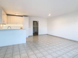 Lichtrijk en goed onderhouden 2-slaapkamer appartement met terras te huur in het centrum van Middelkerke, in de residentie "T Pleintje". U...