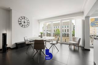 Stijlvol appartement met uniek uitzicht op het Wapenplein in Oostende<br />Welkom in dit prachtige appartement, waar ruimte, comfort en een topligging perfect samenkomen. Vanuit de royale woonkamer geniet u elke dag van een uniek en levendig uitzicht op het Wapenplein, het bruisende hart van Oostende.<br />De moderne, volledig uitgeruste keuken vormt het kloppende hart van de woning. Dankzij het ruime kookeiland is dit de ideale plek om samen met familie en vrienden te koken, aperitieven en gezellige momenten te beleven.<br />Het appartement beschikt over twee volwaardige slaapkamers, die elk rechtstreeks toegang geven tot een eigen terras. Zo geniet u op elk moment van de dag van een aangename buitenruimte.<br />Verder vindt u een apart gastentoilet en een stijlvolle, luxueuze badkamer, uitgerust met een ruime inloopdouche en een hoogwaardige afwerking.<br />Als extra troef beschikt het appartement over een praktische fietsenberging, ideaal voor wie graag de stad en de kust per fiets verkent.<br />Bent u op zoek naar een ruim, instapklaar appartement met een uitzonderlijke ligging, veel lichtinval en alle comfort? Dan is dit een unieke kans die u niet mag missen.