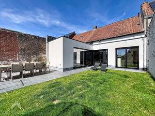 <p>Op zoek naar een veelzijdige woning met tal van mogelijkheden? Deze ruime gezinswoning combineert comfortabel wonen met een afzonderlijke praktijkruimte of studio, ideaal voor een vrij beroep, kangoeroewonen of een zelfstandige activiteit. <br />Via de inkomhal bereikt u de praktijkruimte met aansluitend een kamer en een badkamer, uitgerust met een inloopdouche, lavabo en toilet. Deze ruimte kan volledig naar eigen wens worden ingericht. Verder is er een apart gastentoilet en een extra kamer met uitzicht op de tuin, perfect als slaapkamer, bureau of hobbyruimte. <br />De lichtrijke leefruimte met gezellige zit- en eethoek sluit naadloos aan op de volledig geïnstalleerde open keuken en biedt een prachtig zicht op de tuin. Daarnaast beschikt de woning over een ruime, droge kelder. <br />Op de eerste verdieping bevinden zich drie slaapkamers en een comfortabele badkamer met ligbad, inloopdouche, dubbele lavabo en toilet. Buiten geniet u van een ruime, zonnige tuin met terras en tuinhuis. Een ideale woning voor gezinnen of wie wonen en werken moeiteloos wil combineren.</p>
Extra troeven<br /><br />
<ul>
<li>EPC B</li>
<li>geïsoleerde zolder</li>
<li>nabij scholen, winkels en opbaar vervoer</li>
<li>instapklaar</li>
</ul>
<br />Deze woning is te koop ZONDER makelaar via het concept van Smart Houses. Wenst u verdere inlichtingen of een bezoek? Contacteer rechtstreeks de eigenaar via 0472/42.92.90
