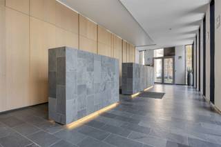 <p><span>Dit </span><span>instapklaar en lichtrijk appartement</span><span> is gelegen op de Londenstraat pal in het </span><span>centrum van Antwerpen </span><span>en het </span><span>MAS</span><span>. Op enkele minuten wandelen bevinden zich allerlei horecagelegenheden, leuke winkels, het </span><span>Centraal Station</span><span>, het </span><span>Eilandje, </span><span>het </span><span>Theaterplein</span><span> en bus en tram.</span></p><p><span> </span></p><p><span>Het appartement is gelegen op de 10de verdieping van een </span><span>goed onderhouden gebouw </span><span>(2010). Het appartement heeft een </span><span>oppervlakte van zo'n 83m²</span><span> en </span><span>2 slaapkamers</span><span>. De leefruimte geeft toegang tot het </span><span>gezellig terras</span><span>.</span></p><p><span> </span></p><p><span>Indeling</span></p><p><span>- inkomhal</span></p><p><span>- apart toilet</span></p><p><span>- woonkamer en eetkamer</span></p><p><span>- terras (4,5m²)<br />- open volledig geïnstalleerde keuken </span></p><p><span>- berging met aansluitingen wasmachine/droogkast</span></p><p><span>- slaapkamer 1 (14m²)</span></p><p><span>- slaapkamer 2 (12m²) met ingemaakte kast en bed</span></p><p><span>- badkamer met ligbad en dubbele lavabo</span></p><p><span>- kelderberging<br />- autostaanplaats mogelijk bij aan te kopen voor 35.000 euro</span></p><p><span> </span></p><p><span>Algemeen gebouw</span></p><p><span>- goed onderhouden gebouw</span></p><p><span>- lift</span></p><p><span>- conciërge</span></p><p><span>- gemeenschappelijke fietsenberging</span></p><p><span>- provisie 230 euro/maand (inclusief provisie verwarming, onderhoud gemene delen, syndicus,...)</span></p><p><span> </span></p><p><span>Troeven</span></p><p><span>- centrale ligging</span></p><p><span>- airco aanwezig</span></p><p><span>- conforme elektriciteit</span></p><p><span> </span></p><p><span>Ben jij geïnteresseerd in dit appartement te koop in centrum Antwerpen, ben je op zoek naar ander vastgoed, een investering of wens je de waarde van jouw eigendom te kennen? Dan ben je bij BOLT immo aan het juiste adres! Wij helpen jou graag verder.</span><span> </span></p>