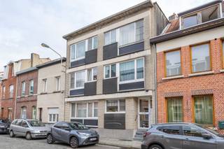 <p><span>Knus te renoveren startersappartement. Klein gebouw in éénrichtingsstraat.</span></p><p><span> </span></p><p><span>Indeling:</span></p><p><span>We bereiken deze eerste verdieping met de trap. In de inkomhall van het appartement is er een ruime vestiairekast. In de woonkamer treffen we een blokjesparket.</span></p><p><span>De keuken en de badkamer zijn aan vernieuwing toe. Er zijn twee slaapkamers tegen de achtergevel, waarvan de tweede toegang biedt aan een klein balkon.</span></p><p><span> </span></p><p><span>Extra info:</span></p><p><span>- EPC: 219 kWh/(m²/jaar)</span></p><p><span>- Privatieve kelder inbegrepen</span></p><p><span>- Gemeenschappelijke kosten: € 77,50 mnd (water, onderhoud, gem. eelktriciteit, blokpolis, etc.) + € 21/mnd reservefonds</span></p><p><span>- Ramen vernieuwd in 2012.</span></p>