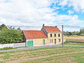 Dit woonhuis met tuin werd oorspronkelijk gebouwd tussen 1900 en 1918 (verbouwd in de jaren '50) en bevindt zich langs de Veldstraat te Roborst (Zwalm). Landelijk gelegen doch vlot bereikbaar, de pittoreske dorpskern van Munkzwalm met al zijn voorzieningen (treinstation, winkels, eetgelegenheden, ...) bevindt zich op +/- 1 km rijden. De verbindingswegen naar Oudenaarde en Brakel (N454, N415) bevinden zich eveneens vlakbij. De woning is volledig te renoveren of te slopen, het perceel heeft een oppervlakte van 810m². <br />Indeling: gelijkvloers: leefruimte, eetplaats, keuken, berging, garage en uitgestrekte tuin.<br />Eerste verdieping: nachthal en 3 slaapkamers. Er is een zolder (bereikbaar via vaste trap) en een keldertje aanwezig.<br />Er is een naastgelegen stuk weidegrond (1.660m²) optioneel bij te kopen aan 15.000 euro.<br />RENOVATIEPROJECT MET POTENTIEEL OF INTERESSANTE BOUWGROND MET EEN JUISTE PRIJS-KWALITEITVERHOUDING!! <br />Verwarming met stookolie (kachel), houten ramen met dubbel glas, verdieping met houten roostering. EPC: 1.008 kWh/(m² jaar), energielabel F (renovatieplicht), bewoonbare oppervlakte volgens EPC: 114 m² (zolder, kelder en stallen niet meegerekend), KI: €255, elektrische installatie niet conform het AREI. <br />Landschappelijk waardevolle agrarische gebieden, geen vergunning uitgereikt, geen rechterlijke of bestuurlijke maatregel opgelegd, geen voorkooprecht, geen verkavelingsvergunning uitgereikt. Geen risicozone voor overstromingen, P-score B, G-score B. <br />U kan de beschikbare attesten bij verkoop downloaden via de website janssens-leroy.be.