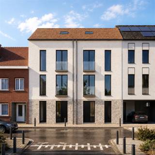<p>Elke woning beschikt over een indrukwekkende bewoonbare oppervlakte van circa 220 m² op een perceel van ongeveer 200 m². De doordachte indeling omvat een ruime leefruimte met open keuken, vier volwaardige slaapkamers en twee stijlvolle badkamers. Dankzij de grote raampartijen baadt de woning in natuurlijk licht en ontstaat een aangename verbinding tussen binnen en buiten.</p><p>De verkoopprijs omvat reeds een hoogwaardige afwerking van de keuken, de badkamers, de vloeren en de binnendeuren. Diverse verdere afwerkingskeuzes kunnen nog gepersonaliseerd worden, zodat uw nieuwe thuis volledig aansluit bij uw woonwensen.</p><p>Ook op technisch vlak beantwoorden deze woningen aan de hoogste hedendaagse normen. Als BEN-woning (Bijna-EnergieNeutraal) geniet u van een warmtepomp, hoogwaardige dubbele beglazing en een doorgedreven isolatie, wat resulteert in een bijzonder energiezuinige woning met een laag energieverbruik en optimaal wooncomfort<br /> </p><p>Bovendien kunnen deze woningen, onder de geldende voorwaarden van sloop en heropbouw, aangekocht worden aan het verlaagde btw-tarief van 6%, wat een aanzienlijk financieel voordeel betekent.</p><p>Gelegen op een centrale locatie in Mechelen, nabij winkels, scholen, openbaar vervoer en belangrijke verbindingswegen, vormt dit project de ideale thuisbasis voor gezinnen die op zoek zijn naar ruimte, kwaliteit en een toekomstgerichte woonomgeving.</p><p>Een unieke kans om een luxueuze nieuwbouwwoning volledig naar uw smaak af te werken, zonder de lange wachttijden die vaak gepaard gaan met nieuwbouwprojecten.</p><p>Exclusief te koop bij Immo LEY. Contacteer ons vrijblijvend voor meer informatie via info@immoley.be.</p>