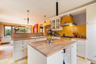 Deze uitzonderlijk ruime woning in het gegeerde De Pinte biedt maar liefst 309 m² bewoonbare oppervlakte op een perceel van 913 m². Dankzij de doordachte indeling, de royale woonoppervlakte en de aparte kantoor- en studiovleugel vormt deze eigendom de ideale combinatie van comfortabel wonen, werken aan huis en veelzijdige gebruiksmogelijkheden waaronder woon-werk maar ook co-housing/kangeroewonen.<br />De woning beschikt over een een praktische was- en bergruimte en een afzonderlijk gastentoilet. Verder leidt het gelijkvloers u naar de ruime leefkeuken, die het kloppende hart van het huis vormt en naadloos aansluit op de lichtrijke leefruimte. Grote raampartijen zorgen voor een aangename lichtinval en creëren een directe verbinding met de verzorgde, onderhoudsvriendelijke tuin. De gezellige zithoek en tv-ruimte maken het geheel bijzonder uitnodigend voor het hele gezin.<br /><br />Een grote troef van deze woning is de aanwezigheid van twee volwaardige slaapkamers en een badkamer op het gelijkvloers. Dit biedt niet alleen extra comfort, maar maakt de woning ook toekomstbestendig en geschikt voor wie gelijkvloers wil wonen.<br /><br />Op de eerste verdieping bevinden zich nog drie ruime slaapkamers, waarvan één momenteel is ingericht als dressing. Daarnaast zijn er twee extra badkamers en verschillende praktische bergruimtes aanwezig. Met in totaal vijf slaapkamers en vier badkamers biedt deze woning uitzonderlijk veel ruimte voor grote gezinnen, samengestelde gezinnen.<br /><br />Aansluitend aan de woning bevindt zich een volledig nieuwe kantoorruimte, met aparte inkomhal, ideaal voor vrije beroepen, zelfstandigen of wie professioneel van thuis uit werkt. Boven deze kantoorruimte bevindt zich een volledig ingerichte studio met eigen keuken en badkamer, wat tal van mogelijkheden biedt.<br /><br />De combinatie van een royale woonoppervlakte, een praktische indeling, meerdere badkamers, een aparte professionele ruimte en een uitstekende ligging in het centrum van De Pinte maakt van deze eigendom een unieke opportuniteit voor wie op zoek is naar ruimte, flexibiliteit en wooncomfort.<br /><br /><strong>Bovenvermelde prijs betreft een richtprijs.</strong>