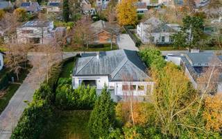 Te renoveren bungalow in gegeerde en rustige woonwijk te Hooglatem Lichtrijke volledig te renoveren bungalow op een perceel van 969 m², gelegen in...