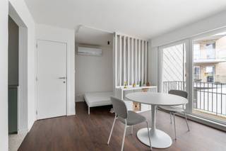 <h2><span>Studio derde verdieping met balkon</span></h2><h3><span>Instapklare studio op toplocatie aan zee</span></h3><p><span>Deze volledig gerenoveerde studio bevindt zich op de derde verdieping van een kleinschalige residentie zonder lift, op wandelafstand van het strand, de winkels en het openbaar vervoer.</span></p><p><span>De leefruimte geniet van veel lichtinval en geeft uit op een gezellig balkon. De </span><span>moderne, volledig uitgeruste keuken</span><span> beschikt over alle hedendaagse toestellen, terwijl de vernieuwde badkamer is afgewerkt met een stijlvol lavabomeubel en een comfortabele inloopdouche. Er is een slaaphoek voorzien en een gezellig balkon.</span></p><p><span>Dankzij de </span><span>goede EPC-score</span><span>, de </span><span>conforme elektrische installatie</span><span> en de centrale ligging is deze studio ideaal als tweede verblijf of als investering met interessant verhuurpotentieel.</span></p><p><span>Troeven</span></p><ul><li><span>Gezellig balkon </span></li><li><span>Volledig gerenoveerd </span></li><li><span>Luxueuze keuken met alle toestellen </span></li><li><span>Vernieuwde badkamer met inloopdouche </span></li><li><span>Goede EPC-score </span></li><li><span>Elektriciteit conform </span></li><li><span>Kleinschalige residentie zonder lift (lage syndicuskosten) </span></li><li><span>Op enkele stappen van strand, winkels en openbaar vervoer </span></li></ul><p><span>Ideaal als investering of tweede verblijf</span></p>