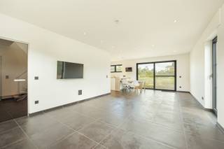 <p><span>Op zoek naar een woning die ruimte, hedendaags wooncomfort en een stijlvolle uitstraling combineert? Dan verdient deze moderne woning in Heist-op-den-Berg absoluut uw aandacht!</span></p><p><span>Vanaf het eerste moment valt de ruime en open indeling op. De leefruimte vormt samen met de volledig uitgeruste keuken een aangename, luchtige leefomgeving waar koken, ontspannen en samenzijn vanzelfsprekend samenkomen. Grote raampartijen brengen volop natuurlijk licht naar binnen en zorgen voor een fijne verbinding met de buitenruimte.</span></p><p><span>Met vier volwaardige slaapkamers en twee badkamers biedt deze woning alle ruimte voor het hele gezin. Daarnaast zijn er een praktische dressing, wasruimte, een ruime zolderberging en een garage, waardoor ook aan comfort en bergruimte geen gebrek is.</span></p><p><span>Op technisch vlak is deze woning eveneens helemaal mee met haar tijd. Zonnepanelen en warmtepomp dragen bij aan een energiezuiniger wooncomfort, terwijl de kwalitatieve materialen en verzorgde afwerking de moderne uitstraling van de woning versterken. Er is vloerverwarming en ook wandverwarming in de badkamer.</span></p><p><span>Een woning waar licht, ruimte en comfort centraal staan, en waar u meteen kunt genieten van hedendaags wonen.</span></p><p><span>Ontdek zelf de ruimte en sfeer van deze bijzondere woning in Heist-op-den-Berg! </span></p><p><span>Interesse? Contacteer ons via 0479/01.01.01!</span></p>