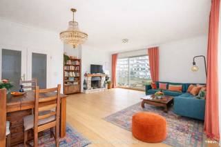 In Ukkel, in het gegeerde Parc Brugmann, stellen wij u dit prachtige en lichtrijke appartement van ±130 m² voor, gelegen op de 6de verdieping van een verzorgd gebouw. Rustig gelegen in een groene omgeving en toch vlak bij winkels en openbaar vervoer, geniet dit pand van een bijzonder aangename ligging.<br /><br />Het appartement biedt mooie volumes en een praktische indeling. U vindt er een inkomhal met ingemaakte kasten, een half uitgeruste keuken en een ruime leefruimte van ±35 m² met salon en eetkamer, badend in natuurlijk licht. Deze ruimte geeft uit op twee aangename terrassen, ideaal georiënteerd op het zuiden en het oosten, zodat u de hele dag van de zon kunt genieten.<br /><br />Het nachtgedeelte omvat drie mooie slaapkamers, een douchekamer en een master suite met aangrenzende dressing en badkamer van ±9 m² met bad, dubbele lavabo, washoek en toilet.<br /><br />Twee kelders en twee garages (+ 50.000 €) vervolledigen dit eigendom. Het appartement is momenteel verhuurd via een 9 jarig huurcontract gestart op 01/08/2021, voor een huurprijs van 1.360 € exclusief lasten. Collectieve gasketel, dubbele beglazing, conforme lift en mede eigendomskosten van 210 €/maand exclusief verwarming, aangevuld met 110 € reservefonds. EPC C.<br /><br />
<p><span>6de verdieping</span>: Appartement Type A Blok II</p>
<ul>
<li>Inkomhal met ingebouwde kasten ±10 m²</li>
<li>Half uitgeruste keuken van ±10 m²</li>
<li>Ruime woonkamer, eetkamer en salon van ±35 m² met terras van ±10 m² op het zuiden en terras van ±20 m² op het oosten</li>
<li>Toilet met handenwasser</li>
<li>Nachthal</li>
<li>Slaapkamer van ±14 m² met quickstepvloer</li>
<li>Slaapkamer van ±14 m² met quickstepvloer</li>
<li>Douchekamer</li>
<li>Slaapkamer van ±15 m² met aangrenzende dressing en aangrenzende badkamer van ±9 m² (bad, dubbele lavabo, washoek en toilet)</li>
</ul>
<br />Kelders 47 & 48 inbegrepen<br />Garages 147 & 148 inbegrepen in Blok III