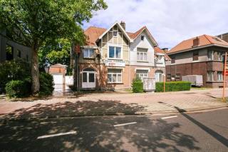 Bekijk dit pand uitgebreid op www.koosi.beDeze te renoveren woning met achterliggende magazijnen is gelegen op de Liersesteenweg in Mortsel.De locatie is uitermate geschikt voor kleine KMO’s en is zeer vlot bereikbaar.Te renoveren woningDe woning is vooraan gelegen en is voorzien van een ruime living, keuken en veranda.Op de verdiepingen kan men na grondige renovatie perfect 4 slaapkamers en 2 badkamers voorzien.Kort bij de woning vinden we een (ook te renoveren) garage die voorzien is van een zolder.Magazijn van 200m²Als we langs de woning naar achter wandelen vinden we rechts een magazijn van 200m². Dit magazijn is voorzien van een grote poort en is momenteel opgedeeld in 3 ruimtes.Dit magazijn heeft een apart kadasternummer en zou eventueel apart verkocht kunnen worden.Wat verder naar achter in de tuin is een zwembad gelegen die eventueel kan omgevormd worden tot zwemvijver.2 magazijnen/ateliers van 300m² en 160m²Nog verder naar achter op het perceel vinden we 2 magazijnen/ateliers die met elkaar verbonden zijn.De rechtse atelier heeft een grondoppervlakte van 80m² en bestaat uit een gelijkvloers en een verdieping. Het gelijkvloers is momenteel ingericht als zagerij, de verdieping dient als stockageruimte.De linkse atelier heeft een oppervlakte van 300m², is recent gebouwd en voorzien van een mooie vloer in gepolierde beton.Achter deze 2 ateliers ligt nog een stuk grond van 600m², deze grond is momenteel voorzien van enkele serres en dient op dit moment als moestuin.Het volledige perceel is momenteel ingekleurd als woongebied, de mogelijkheid om het uitvoeren van activiteiten in de magazijnen moet nagevraagd worden bij de dienst omgeving van de stad Mortsel.