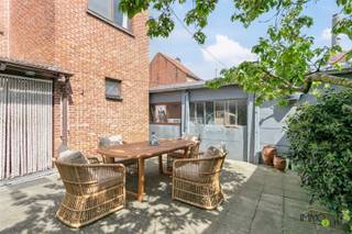 VERKOOP IN BLOTE EIGENDOM MET GRATIS RECHT VAN BEWONING VAN 6 JAAR NA AKTEMEER INFO: https://www.immo2life.be/nl/te-koop-op-lijfrente?view=detail&id=1297 De prijs van de blote eigendom bedraagt 150.000 EURO, onder voorwaarde dat de huidige verkopers (= broer en zus) (M 68 jaar en V 75 jaar) én hun zus (V 62 jaar) de woning 6 jaar na het verlijden van de notariële akte gratis mogen bewonen. Nadien zullen ze de woning huren aan een maandelijkse huurprijs van 900 EURO (met jaarlijkse indexatie vanaf de akte). De verkopers en hun zus worden uw goede huisvader huurders, u moet dus zelf geen huurder zoeken, bovendien zal u nooit de geschatte waarde van 235.000 EURO betalen.Het betreft een ruime halfopen bebouwde woning met 5 slaapkamers, veranda, garage en zuidgericht terras gelegen op een perceel van 206 m² te Beverlo, deelgemeente van Beringen. De woning is vlot bereikbaar (mobiscore 8,6/10) via de nodige verbindingswegen (N72, N73 en E313) en begeeft zich op amper 1,5 km van het centrum van Beverlo en op 3,2 km van het centrum van Beringen.De woning werd opgericht in 1957 en wordt zeer goed onderhouden door de huidige bewoners. In 2020 werd het dak volledig gerenoveerd (o.a. plaatsing onderdak, pannen, nok, ondernok, enz.) en werd de zoldervloerplaat geïsoleerd met 220mm isolatie 'Knauf Multifit 35'. (Factuur beschikbaar bij verdere interesse.) De woning beschikt over een kelder met waterverzachter en bovengrondse stookolietank (2.000l). De woning is op heden voorzien van houten raamwerk met gedeeltelijk enkele en gedeeltelijk dubbele beglazing. Bij verdere interesse is er een offerte beschikbaar om de enkele beglazing te vervangen door dubbele beglazing.De indeling is als volgt: inkomhal, toegang naar droge kelder, lichtrijke woonkamer, eetkamer, ingerichte keuken (met toestellen) met eetplaats en salon, hal, apart toilet, veranda met bijkeuken (en voorziening voor wasmachine en droogkast) en toegang naar zuidgericht terras/koer. Op de 1ste verdieping bevindt zich de nachthal, 5 slaapkamers, een ingerichte badkamer (voorzien van enkele wastafel, toilet en ligbad) en een berging. Er is een vaste trap aanwezig in de nachthal op de 1ste verdieping die toegang verleent tot de nog in te richten zolderruimte met geïsoleerde zoldervloer. Buiten bevindt zich de oprijlaan, de garage en het aangenaam onderhoudsvriendelijk zonneterras/koer.Aangezien het gaat om een verkoop in blote eigendom is de renovatieverplichting niet van toepassing.