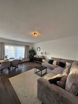 Ontdek dit appartement (incl garage) met 2 volwaardige slaapkamers, gelegen in een rustige omgeving in een doodlopende straat. De keuken is volledig uitgerust. De badkamer is afgewerkt met een inloopdouche en een wastafelmeubel. In de gang zijn er ingebouwde kasten voorzien voor stockage etc. Er is tevens een apart gastentoilet aanwezig. De woning beschikt over een gunstige EPC-score C, wat duidt op een efficiënte energieprestatie. Elektriciteit en asbestattest conform. Achteraan de woning is er nog een garage met sectionale poort (inclusief). Ook zijn er geen vaste kosten aanwezig.