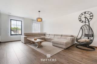 Voor meer info en foto’s, surf naar www.swevers.be – In de Tervantstraat 29 in Paal vindt u deze recente open bebouwing uit 2022, volledig instapklaar en afgewerkt met oog voor comfort, ruimte en energiezuinig wonen. Met een bewoonbare oppervlakte van 314,40 m² op een perceel van 680 m² is dit een ideale gezinswoning. De woning verwelkomt u via een ruime inkomhal en biedt op het gelijkvloers een lichtrijke leefruimte met woonkamer en eetkamer, aansluitend op een open keuken met ruim kookeiland. Daarnaast zijn er een afzonderlijk bureau, een speelkamer of logeerkamer, gastentoilet en een praktische garage met rechtstreekse toegang tot de woning. Op de verdieping bevinden zich drie slaapkamers, waaronder een royale master bedroom met mogelijkheid tot creëren van een inloopdressing. De badkamer, afzonderlijke wasplaats en extra kamers zorgen voor een comfortabele en praktische gezinsindeling. De zolderverdieping van ongeveer 70 m², bereikbaar via een vaste trap, biedt bovendien heel wat mogelijkheden als berging, hobbyruimte of extra woonruimte. Ook buiten is er volop plaats voor ontspanning, spelende kinderen of gezellige momenten op het terras. Dankzij de open bebouwing geniet u van extra privacy en een ruimtelijk gevoel. Met EPC-label A, zonnepanelen, een laadpaal, camerabewaking en ventilatiesysteem D is deze woning helemaal klaar voor de toekomst. Scholen, winkels, horeca, ontspanning, openbaar vervoer en de snelweg bevinden zich allemaal op korte afstand. Voor meer informatie, bel 011 255 155. Bron bewoonbare oppervlakte: EPC – verslag.