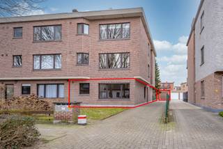 Deze benedenverdieping bevindt zich in een kleinschalig hoekgebouw. Binnenkomen in een hal met ingemaakte vestiairekast. Een lichtrijk,...