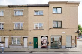 Schrijf u in voor het bezoekmoment via de website.<br /><br />Dit duplex appartement is gelegen op de eerste verdieping.<br /><br />De indeling is als volgt: op de eerste verdieping bevinden zich de keuken en leefruimte, evenals een apart toilet.<br /><br />Via de draaitrap bereiken we de tweede verdieping, die is ingericht als slaapruimte en beschikt over een douche en wastafel.<br /><br />Het appartement is gunstig gelegen nabij supermarkten, openbaar vervoer en andere voorzieningen. Daarnaast is er een vlotte verbinding met het centrum van Gent.