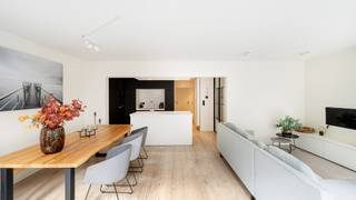 Op een topligging vlakbij de Zeedijk verkopen wij dit gerenoveerd appartement met drie volwaardige slaapkamers en een prachtig zijdelings zeezicht. Gelegen op het einde van de Paul Parmentierlaan, quasi aan het strand en vlakbij het Rubensplein en de commerciële voorzieningen.<br /><br />Indeling: <br />Inkomhal met vestiaire en toilet, een extra grote leefruimte afgewerkt met een parketvloer en aansluitend een open, volledig ingerichte keuken. De gashaard zorgt voor extra gezelligheid. Vanuit de woonkamer heeft u toegang tot het terras aan de voorzijde, waar u geniet van de ochtendzon en een zijdelings uitzicht op zee.<br /><br />Aan de achterzijde bevinden zich twee ruime slaapkamers en een derde volwaardige, ingesloten slaapkamer. Het appartement beschikt over twee badkamers, beide afgewerkt in Mortex. De eerste badkamer is uitgerust met een ligbad, lavabo en toilet, de tweede met een inloopdouche, lavabo en toilet. De master bedroom is voorzien van maatwerk-inbouwkasten en een extra lavabo. Daarnaast is er een praktische berging/wasplaats aanwezig.<br /><br />Verder is er een gemeenschappelijke fietsenberging en een privatieve kelder.<br /><br />Een magnifiek appartement met een hoogwaardige afwerking, een doordachte indeling en een uitstekende ligging vlak bij zee.<br /><br />Bezoeken graag na afspraak met Willem Cauwels: 050/89 27 70.