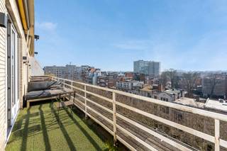 <p>Op de achtste verdieping van een verzorgd gebouw bevindt zich deze exclusieve penthouse, ontworpen door interieurarchitect Britt Van Namen. Een uitzonderlijke woonervaring met panoramisch zicht over de Antwerpse skyline, waar onder meer de Kathedraal en het MAS het decor vormen.</p>
<p>De VME voorziet binnenkort belangrijke renovatiewerken (dakisolatie, vernieuwing terrassen en borstweringen, modernisering stookplaats), wat zal resulteren in een aanzienlijke verbetering van het EPC naar een geschat A- of B-label.</p>
<p>De op maat gemaakte keuken vormt het kloppend hart van het appartement en werd afgewerkt met hoogwaardige materialen zoals een travertin werkblad en een Novy Panorama kookplaat. Aansluitend bevindt zich de lichtrijke leefruimte op visgraatparket, die naadloos overgaat in het zuidgerichte terras met open en weids uitzicht.</p>
<p>De penthouse beschikt over twee slaapkamers, beide voorzien van ingemaakte kasten. De hoofdslaapkamer werd uitgewerkt als een stijlvolle suite met designbad, een op maat gemaakt beddenhoofd met geïntegreerde ledverlichting en een ensuite badkamer met microtopping inloopdouche en dubbele wastafel.</p>
<p>Doorheen het volledige appartement zorgen hoogwaardige materialen, verfijnde afwerkingstechnieken en doordacht maatwerk voor een tijdloze en luxueuze uitstraling.</p>
<p><strong>Extra troeven:</strong></p>
<ul>
<li>Vestiaire en aparte berging met aansluiting voor wasmachine en droogkast</li>
<li>Mogelijkheid tot overname huurcontract van een autostaanplaats</li>
<li>Conforme elektriciteit</li>
<li>EPC opgesteld vóór de renovatiewerken</li>
<li>Maandelijkse lasten inclusief water en provisie verwarming</li>
</ul>
<p>Verplichte aankoop van een kelderberging (€5.000) en overname van geselecteerde meubels en verlichting (€35.000).</p>
<p>Contacteer LISTED voor een bezoek: +32 3 283 51 51.</p>