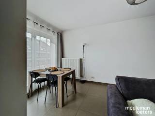 Residentie "het stil genot" is zeer recent en geniet van een uiterst centrale ligging te Oostkamp.<br /><br />Het appartement op de derde verdieping bestaat uit een inkom, een living met aansluitend een zuidgericht terras, een volledig ingerichte keuken (voorzien van dubbele spoelbak, vaatwas, keramische kookplaat, dampkap, koelkast, oven en microgolf), een wasplaats, twee slaapkamers, badkamer met dubbele lavabo en ligbad met douchemogelijkheid, een gemeenschappelijke fietsenberging.<br /><br />In het gebouw is een lift aanwezig. <br /><br />Verschillende winkels en diensten zijn op wandelafstand gelegen, alsook openbaar vervoer. Er is een zeer vlotte toegang tot verbindingswegen (E40). <br /><br />Maandelijkse provisie voor gemeenschappelijke lasten bedraagt 65,00€. <br /><br />Troeven: Centrale ligging| 2 slaapkamers| Recent |<br /><br />