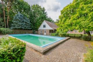 In een groene, doodlopende villawijk in Brasschaat wacht Dopheidelaan 12: een royale villa op 2.520 m² met zwembad en een uniek, wijds uitzicht op achterliggende weilanden. Je komt binnen via een indrukwekkende hal en geniet van een lichtrijke doorzonleefruimte, open keuken met zicht op tuin en water, en een ruime bijkeuken met extra bergruimte. Een aparte bureauruimte maakt thuiswerk of een vrij beroep mogelijk. Boven vind je 4 ruime slaapkamers en 2 badkamers, met volop plaats voor gezin en gasten. Het grote poolhouse met sanitair biedt extra mogelijkheden als studio, hobbyruimte of assistentiewoning. EPC 181 kWh/m² (label B), geen renovatieverplichting: een sterke basis die je eenvoudig naar eigen smaak opfrist. Verplichte vermeldingen: EPC: 181 kWh/m² / P-score: C / G-score: A / Vg- Wg - Gmo- Gvkr - Vv