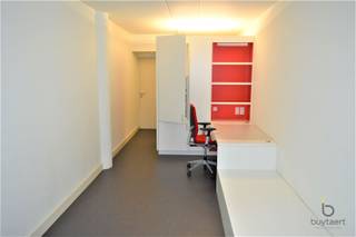 <p><span>Tofste kot van Antwerpen.</span></p><p><span>Dit toffe studentenkot is ideaal gelegen op de leien met AP Hogeschool op slecht enkele meters verwijderd en op wandelafstand van de Universiteit van Antwerpen en de hippe studentenbuurt. </span></p><p><span>Het kot, gelegen op de gelijkvloerse verdieping maakt deel uit van een nieuwbouwproject van ontwikkelaar LIFE. </span></p><p><span>Het gebouw bestaat uitsluitend uit studentenkoten en is voorzien van een grote, volledig uitgeruste gemeenschappelijke keuken met aansluitend een mooie buitenruimte, een ideale setup om samen gezellig te ontspannen. </span></p><p><span>Het kot is volledig gemeubeld en voorzien van eigen sanitair. </span></p><p><span>Een ideale belegging of een veilige plek om zoon of dochter hun avontuur te laten starten. </span></p><p><span>Maandelijkse kosten bedragen €283 inbegrepen: (verwarming, elektriciteit, gebruik vd lift en onderhoud, telefoon in de lift, gebruik en onderhoud keuken, gangen van de poetsdienst, afvalophaling, brand).</span></p><p><span> </span></p><p><span>Op dit moment verhuurd aan €525 + €75 vaste kosten. Einde contract per 31/08/2026.</span></p><p><span>Contacteer ons voor meer informatie en een bezoek.</span></p><p><span> </span></p>