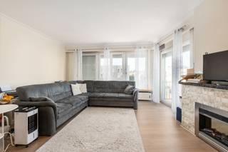 [[ DIT PAND NEEMT DEEL AAN DE ERA OPEN HUIZEN DAG OP 19/9 VAN 9:30 TOT 10:30 ]]
<p>Aangenaam appartement in Merksem met veel lichtinval, een praktische indeling en een centrale ligging nabij winkels, openbaar vervoer en belangrijke invalswegen.<br /><br />Dit appartement combineert comfortabel wonen met een uitstekende ligging in een rustige, residentiële buurt van Merksem. Dankzij de hoekligging geniet u hier van een overvloed aan natuurlijk licht en een open, ruimtelijk gevoel in de leefruimte. Met twee slaapkamers is dit appartement ideaal voor koppels, starters of wie op zoek is naar een praktische woonst nabij park, ziekenhuis en openbaar vervoer. Bovendien is er de mogelijkheid om een garage in het gebouw aan te kopen voor €15.000.</p>

<p> </p>

<p>Belangrijkste ruimtes:<br />• Ruime woonkamer met veel lichtinval<br />• Functionele keuken uitgerust met keramische kookplaat, koelkast, dampkap en dubbele spoelbak<br />• Twee slaapkamers<br />• Badkamer met ligbad en wastafel in meubel<br />• Inkomhal met parlofoon en ingemaakte kasten<br />• Apart toilet<br />• Terras <br />• Kelderberging voor extra opslagruimte<br /><br />Troeven:<br />• Rustige topligging in Merksem nabij winkels, openbaar vervoer en invalswegen<br />• Hoekappartement met veel natuurlijke lichtinval en ruimtelijk gevoel<br />• Optionele garage in het gebouw aan te kopen voor €15.000<br />• Momenteel verhuurd dus ook interessant als investering<br /><br />Neem vandaag nog contact op met je ERA-makelaar voor een bezoek. JOUW DROOMAPPARTEMENT. ZO GEVONDEN!</p>